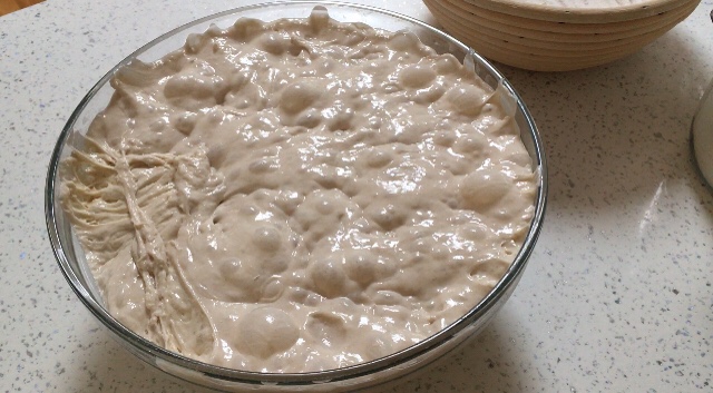 A bowl of food on top of the table.