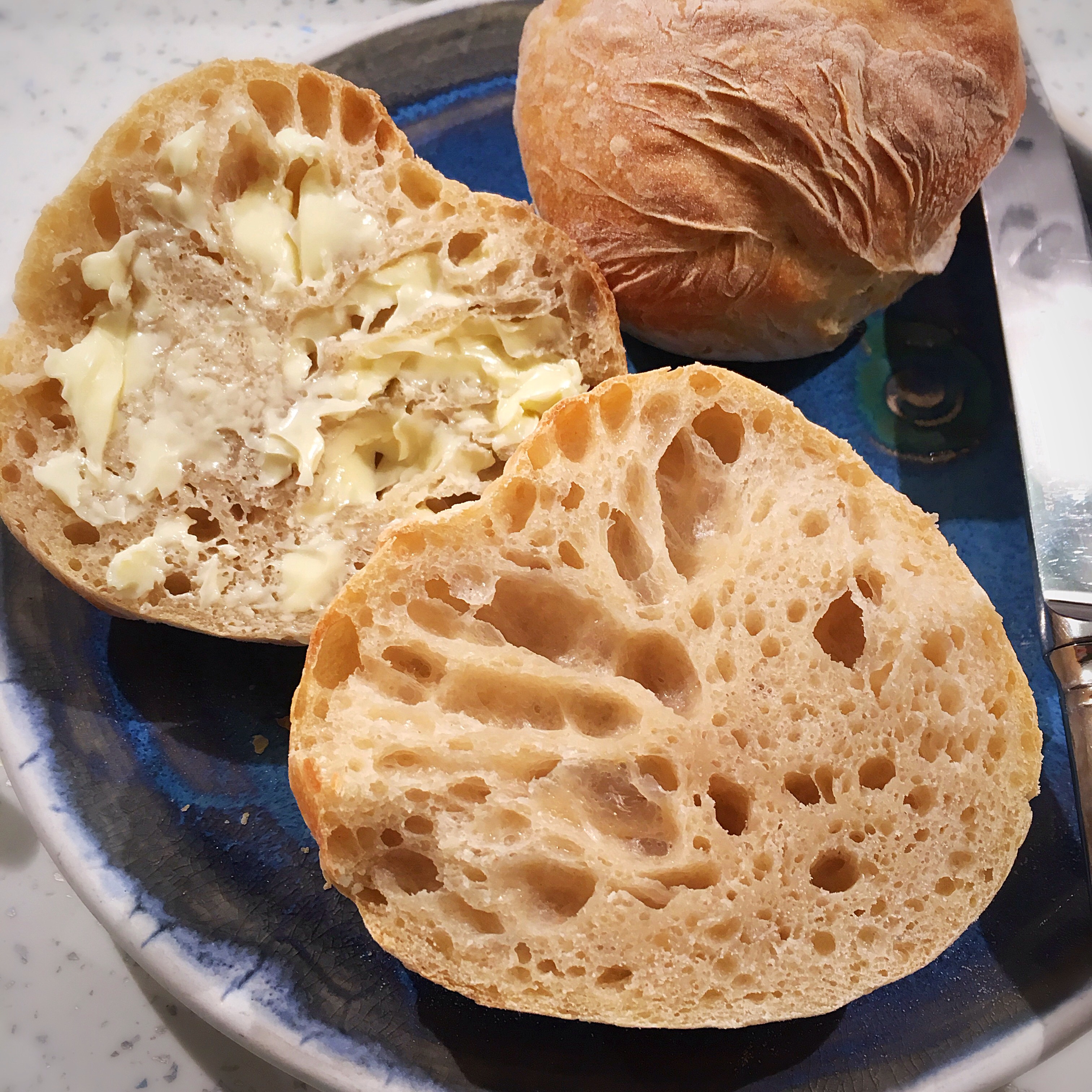 A plate with two different types of bread on it.